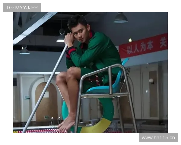 宁泽涛路边吃盒饭，旁边赫然摆着至少三只名牌箱子——生活像两个人