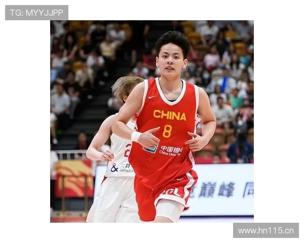 杨舒予随手背个包就像在晒资产，我的工资卡在旁边低声抽泣